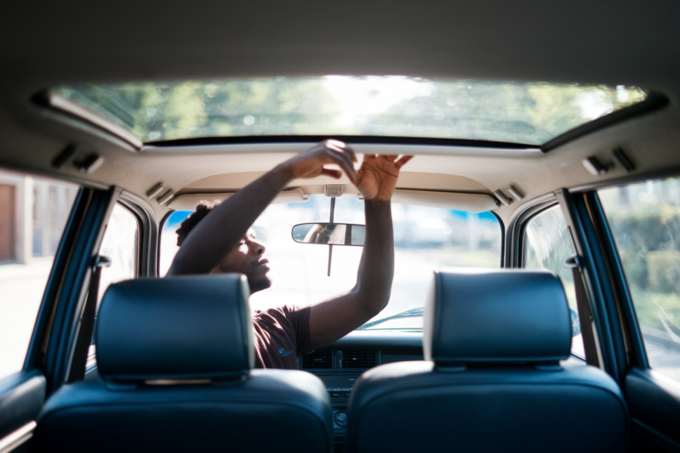 Comment Recoller un Ciel de Toit qui se Décolle : Solutions pour Votre Voiture