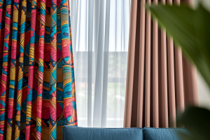 2 rideaux différents sur la même tringle : Comment les associer